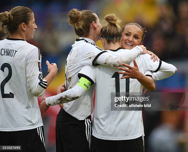 Fussball, Saison 2013-2014, WM - Qualifikation Frauen, Gruppenspiele, Deutschland - Slowakei, Jubel Deutschland nach dem 9-0, v.re., Fatmire Alushi ,...