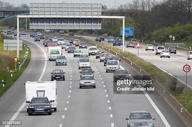 Bundesautobahn Autobahn A9 BAB9 zwischen Dessau Süd und Bitterfeld in Fahrtrichtung München Ab nächste Woche soll hier gebaut werden Stau Staus sind...