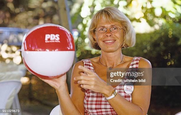 Angelika Gramkow , die Vorsitzende hat Aussichten den Wahlkreis direkt zu gewinnen. Schwerin , 10. 08. 1998.