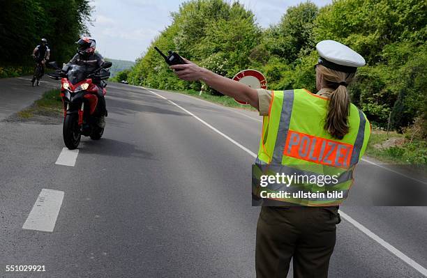 Am Ostermontag kontrolliert die Polizei saarlandweit in allen Landkreisen, so wie hier zwischen Kleinblittersdorf und Bliesransbach, Motorradfahrer....