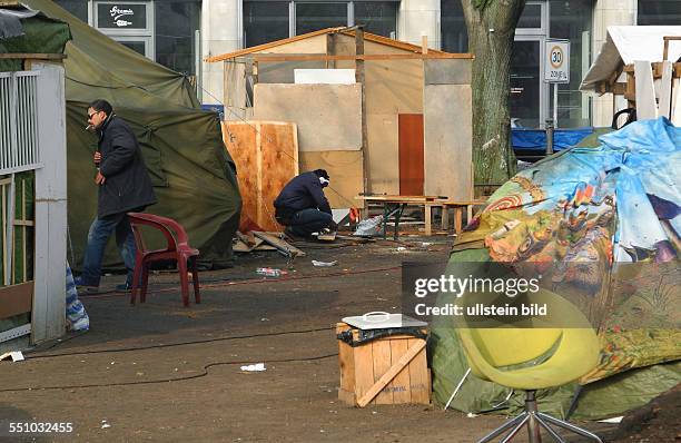 Die Bewohner des Fluechtlingscamps Oranienplatz greifen zu Hammer und Nagel um die Provisorien zu befetsigen. Am fruehen Morgen des brannte hier in...