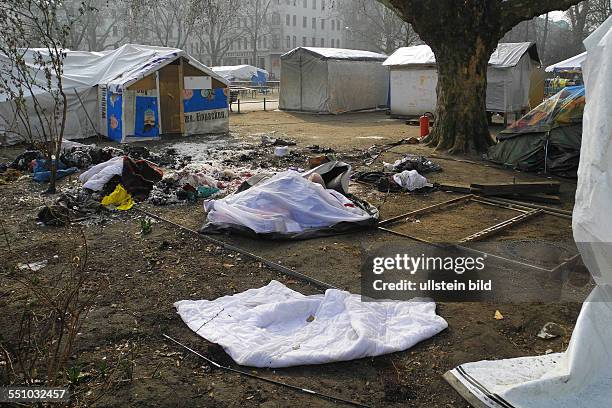 Die Bewohner des Fluechtlingscamps Oranienplatz greifen zu Hammer und Nagel um die Provisorien zu befetsigen. Am fruehen Morgen des brannte hier in...