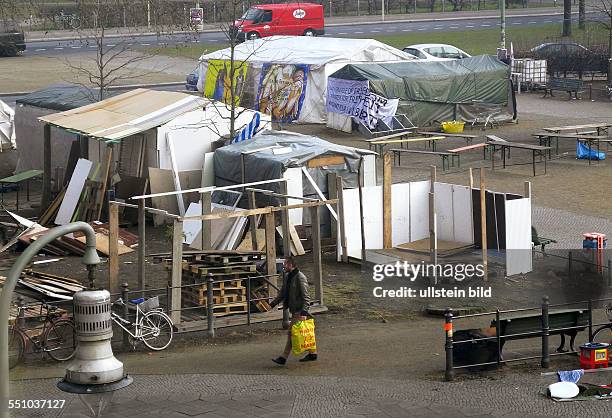 Die Bewohner des Fluechtlingscamps Oranienplatz greifen zu Hammer und Nagel um die Provisorien zu befetsigen. Am fruehen Morgen des brannte hier in...