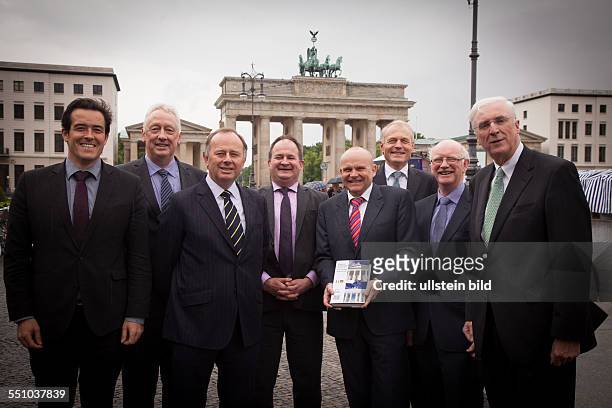Vorstellung des Buches : Irland und Deutschland: Partner im europäischen Aufschwung - ein Teil der Autoren vor dem Brandenburger Tor in Berlin...