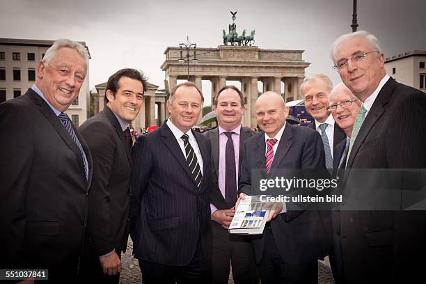 Vorstellung des Buches : Irland und Deutschland: Partner im europäischen Aufschwung - ein Teil der Autoren vor dem Brandenburger Tor in Berlin...