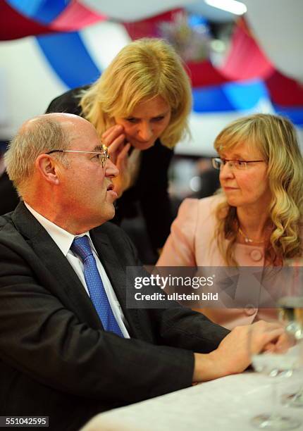 Politischer Aschermittwoch der Linkspartei in Wallerfangen. Im Bild : Gregor Gysi, Vorsitzender der Bundestagsfraktion "Die Linke", im Gespräch mit...