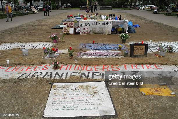 Heute ist der 16. Tag des Refugee-Hungerstreiks am Oranienplatz. Die Flaechen des ehemaligen Camps sind geraeumt und mit Zaun- elementen umstellt,...
