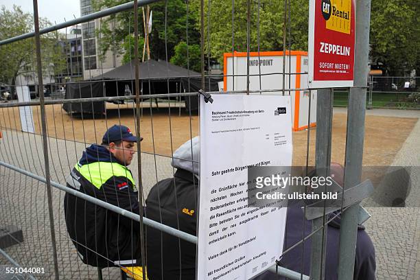 Heute ist der 16. Tag des Refugee-Hungerstreiks am Oranienplatz. Die Flaechen des ehemaligen Camps sind geraeumt und mit Zaun- elementen umstellt,...