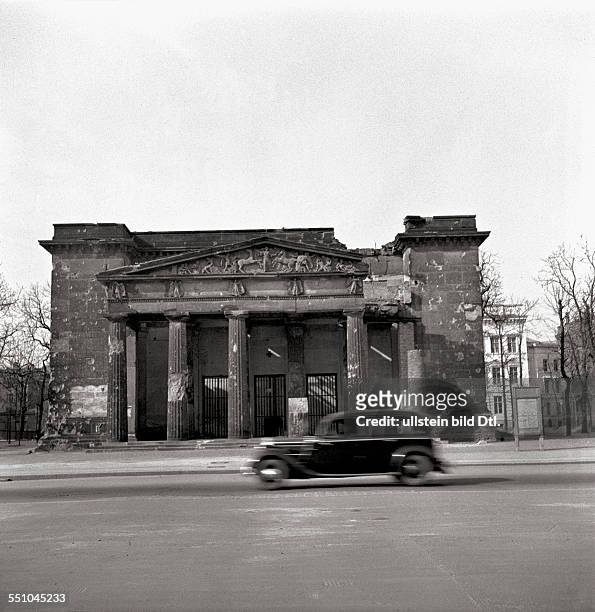 War destructions in Berlin - Mitte: The street Unter den Linden with the bombed the Neue Wache Photographer: Ernst Hahn