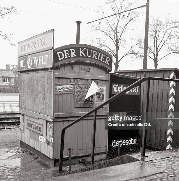 Berlin in the post-war period: A newspaper kiosk in Lichterfelde West Photographer: Ernst Hahn