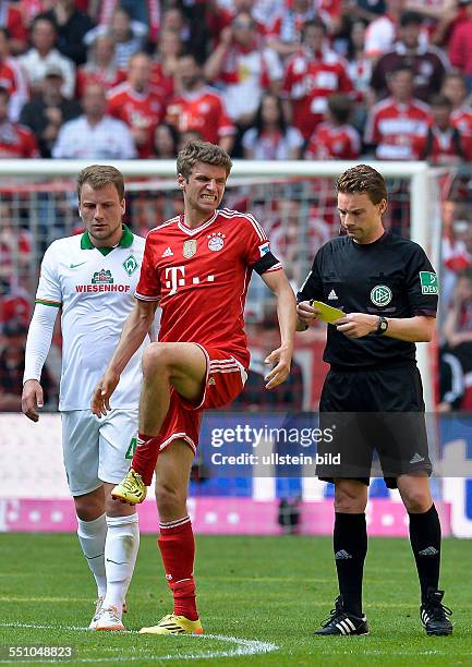 Thomas Mueller huepft vor Schmerzen auf einem Bein waehrend dem Fussball Bundesliga Spiel FC Bayern Muenchen gegen Werder Bremen am 32. Spieltag der...