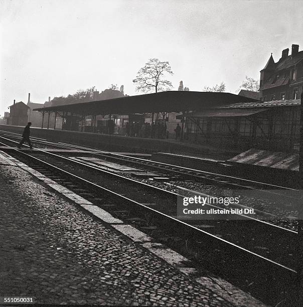 Berlin in the post-war period: View of the station S-Bahnhof Lichterfelde-West Photographer: Ernst Hahn