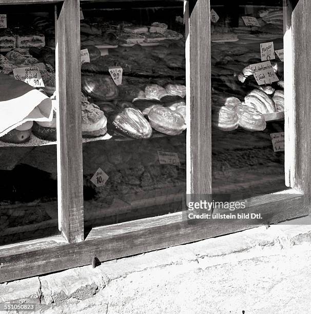 Berlin in the post-war period: Display window of a bakery at the Hauptstraße, in the near of the Rheinstraße and the Schloßstraße Photographer: Ernst...