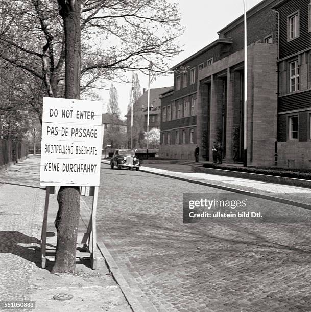 War destructions in Berlin - Lichterfelde: Allied Headquarters at the Kaiserwerther Straße at the corner to Thielallee Photographer: Ernst Hahn