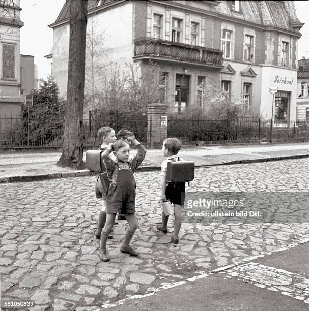 Berlin - Lichterfelde: Schoolchildren in the Drakestraße Photographer: Ernst Hahn