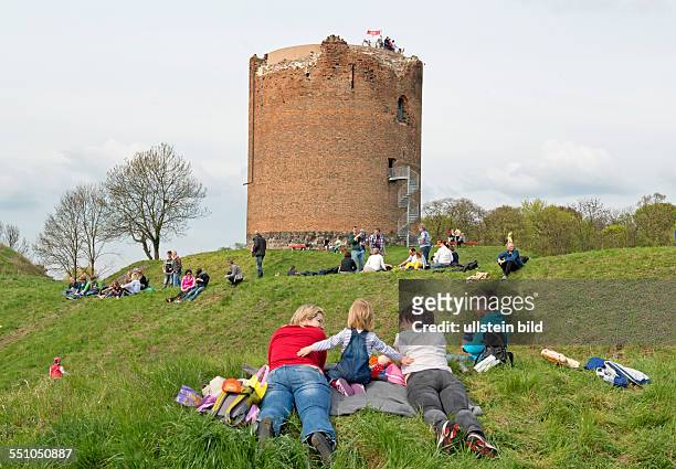 Menschen treffen sich zum alljaehrlichen Ostereiertrudeln an der Ruine des Gruetzpotts, einer Grenzbefestigung aus dem Mittelalter, in Stolpe bei...