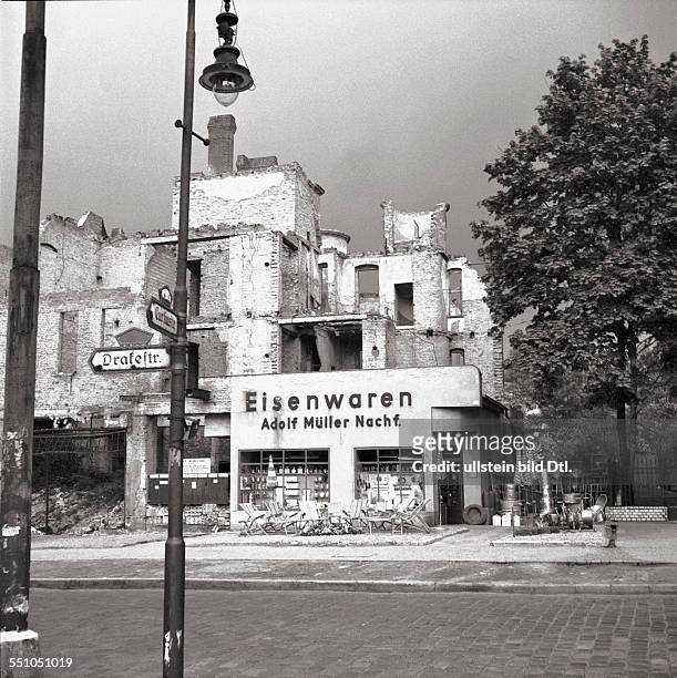 Post-war period in Berlin: View of a disturbed ironware store in the Drackestraße, at the corner to the Curtiusstraße in Lichterfelde Photographer:...
