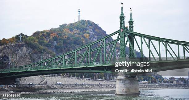 Ungarn/Budapest: Reich an Geschichte und Kultur gilt diese Stadt als eine der schoensten Hauptstaedte in Europa. Das Foto zeigt: Freiheitsbruecke mit...