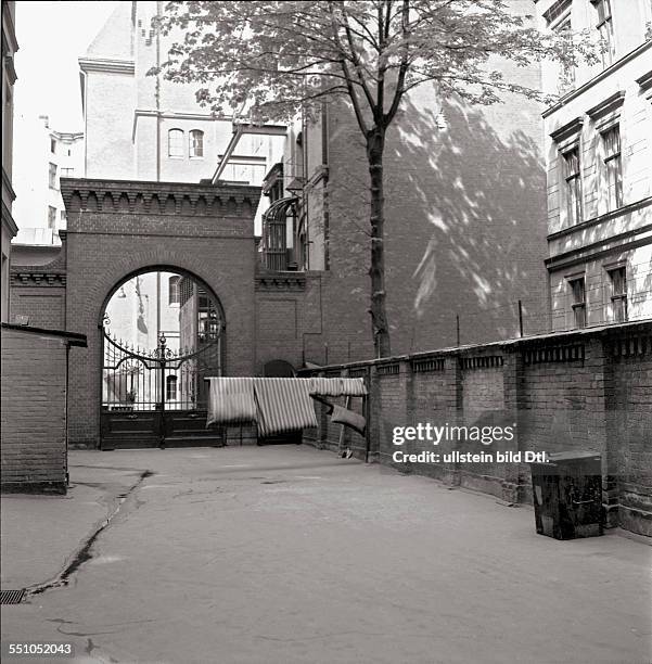 War destructions in Berlin - Schöneberg: View of backyards in the area of the Potsdamer Platz, Hauptstraße and Rheinstraße Photographer: Ernst Hahn