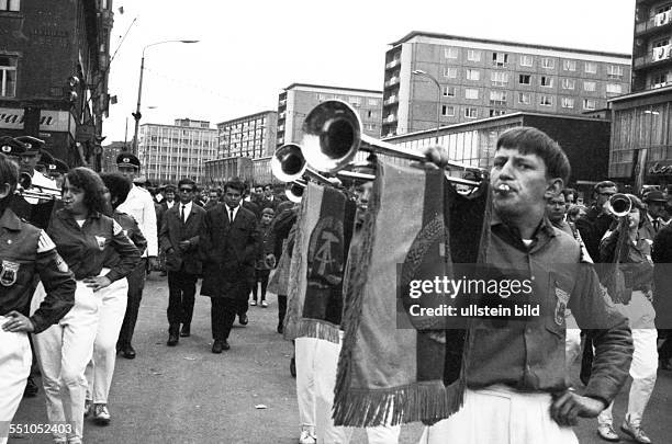 Deutschland, Berlin: Die Fotos vom Leben, Alltag, Kultur, Verkehr, Landwirtschaft, Betrieben, AufmäGDR, Germany, Berlin: The photos of life, everyday...