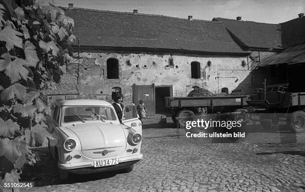 Deutschland, Berlin: Die Fotos vom Leben, Alltag, Kultur, Verkehr, Landwirtschaft, Betrieben, AufmäGDR, Germany, Berlin: The photos of life, everyday...