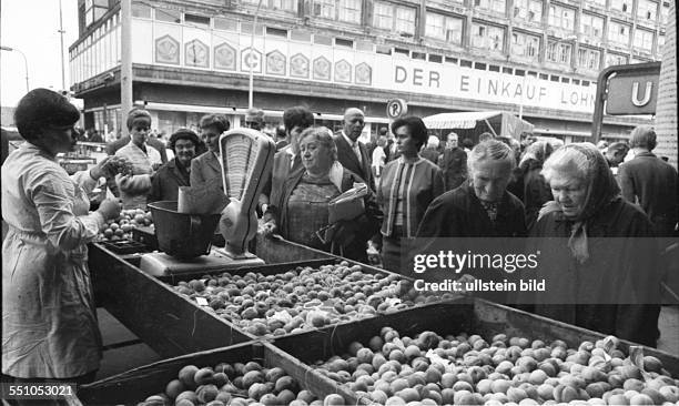 Deutschland, Berlin: Die Fotos vom Leben, Alltag, Kultur, Verkehr, Landwirtschaft, Betrieben, Aufmä GDR, Germany, Berlin: The photos of life,...