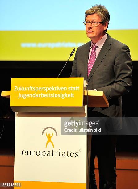 Der Kongress "Europatriates" startet in der Congresshalle in Saarbrücken. Der dreitägige Kongress zur Lösung der Jugendarbeitslosigkeit in Europa...
