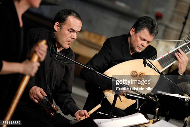 Capella de la Torre gastiert mit ihrem Programm "Vom Tau des Himmels und der Feuchtigkeit der Erde" beim "Romanischen Sommer Köln 2014". Das Ensemble...