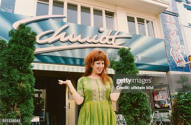 Die Performancekünstlerin Annie Sprinkle - vor dem "Schmidt"-Theater auf der Reeperbahn