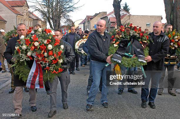 Rechtsradikale auf dem Marsch zum Soldatenriedhof. Halbe , 13. 11. 2004. Rund 1.4000 Neonazis demonstrierten nach Polizeischätzung unter dem Motto...