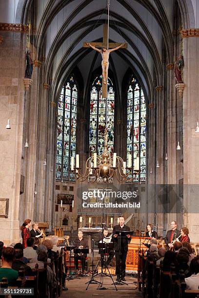 Capella de la Torre gastiert mit ihrem Programm "Vom Tau des Himmels und der Feuchtigkeit der Erde" beim "Romanischen Sommer Köln 2014". Das Ensemble...