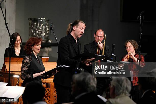 Capella de la Torre gastiert mit ihrem Programm "Vom Tau des Himmels und der Feuchtigkeit der Erde" beim "Romanischen Sommer Köln 2014". Das Ensemble...