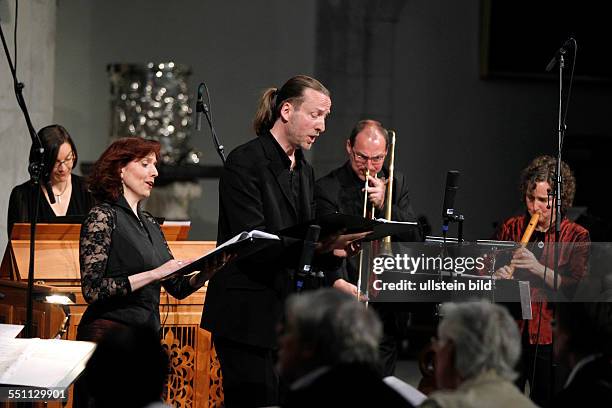 Capella de la Torre gastiert mit ihrem Programm "Vom Tau des Himmels und der Feuchtigkeit der Erde" beim "Romanischen Sommer Köln 2014". Das Ensemble...