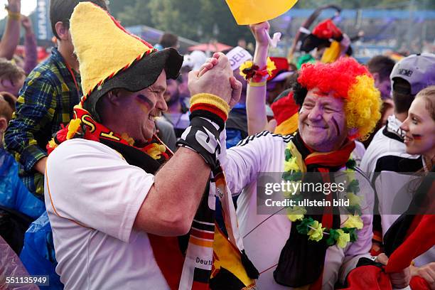 Berlin-Mitte: Fanfest auf der Straße des 17. Juni vor dem Brandenburger Tor anlässlich der FIFA Fußball WM 2014 in Brasilien. Sehr gute Stimmung...