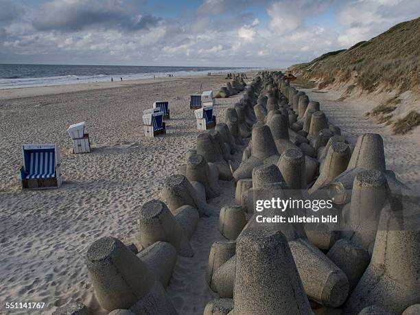 Küstenschutz in Westerland auf der Nordseeinsel Sylt . Mit riesigen Betontetrapoden sollen Wellen daran gehindert werden, Schäden an den Dünen...