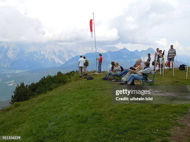Bergwanderer ruhen sich aus vor dem Aufstieg zum Härmelekopf , aufgenommen bei Seefeld in Tirol am 24. Juli 2014.