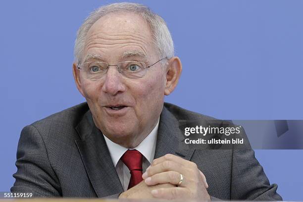 Berlin, Bundespressekonferenz, Thema: Gemeinsamer Aktionsplan für mehr Verbraucherschutz im Finanzmarkt, Foto:Bundesminister der Finanzen Dr....