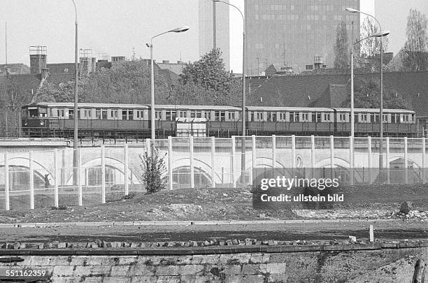 Bahnzug beim Überqueren der Grenze. Berlin , 09. 05. 1979. Für die seit dem Mauerbau defizitär verkehrende Stadtbahn der DDR-Reichsbahn im Westen der...