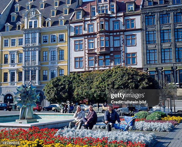 Parkanlage am Sachsenplatz mit der populaeren Pusteblume im Springbrunnen, dahinter die restaurierten Buergerhaeuser der Katharinenstrasse