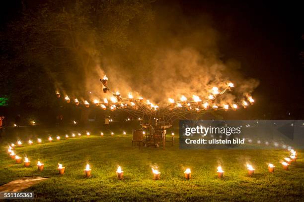 Mit Ihren beeindruckenden Feuerinstallationen, beeindruckt die Copagnie Carabosse im Deutsch Französischen Garten in Saarbrücken, tausende Besucher...