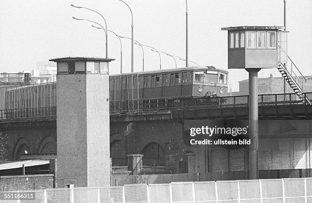 Bahnzug beim Überqueren der Grenze. Berlin , 09. 05. 1979. Für die seit dem Mauerbau defizitär verkehrende Stadtbahn der DDR-Reichsbahn im Westen der...