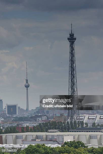 Blick vom 120 Meter hohen Teufelsberg in Berlin-Charlottenburg auf das Zentrum Berlins. Deutlich zu erkennen sind der Funkturm und der Berliner...