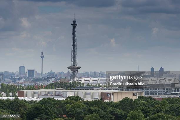 Blick vom 120 Meter hohen Teufelsberg in Berlin-Charlottenburg auf das Zentrum Berlins. Deutlich zu erkennen sind der Funkturm und der Berliner...