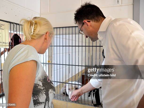 Umweltminister Reinhold Jost besucht der Bertha-Bruch-Tierheim in Saarbrücken. Im Bild: Josephine Mathis, erste Vorsitzende des Tierschutzvereins...