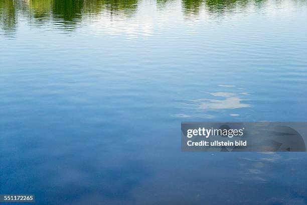 Ruhige blaue Wasseroberfläche des Dutzendteichs in Nürnberg