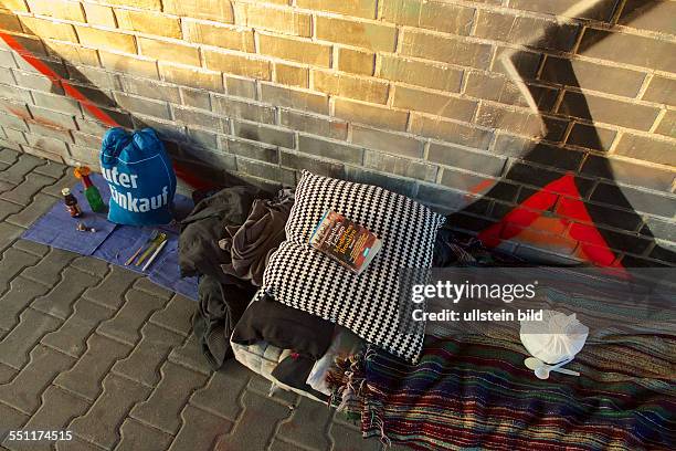 Deutschland, Berlin, , Matratze, Schlafstelle eines Obdachlosen, Buch und eine Mahlzeit als Geschenk ..., unter der Behmbrücke