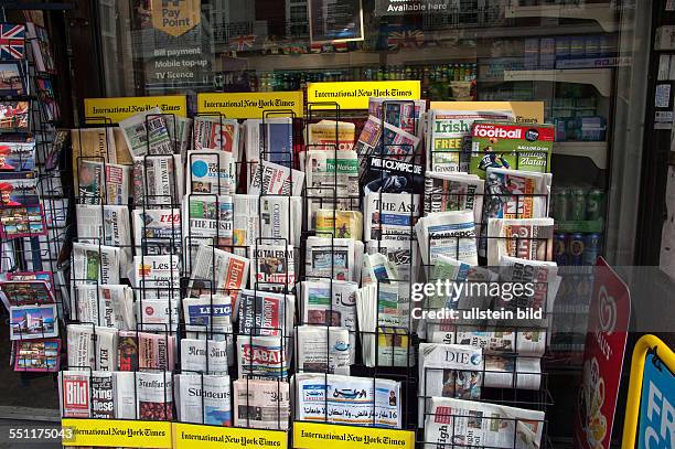 England, London, City of London, , Londoner Zeitungskiosk mit Internationalen Tageszeitungen und Presse