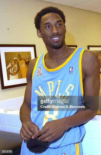 Zuidwest belasting voorjaar Kobe Bryant of the Los Angeles Lakers in the locker room, wearing the...  News Photo - Getty Images
