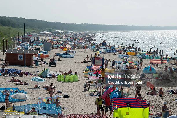 Polen, Miedzyzdroje , , Badeort an der Ostsee nahe Swinemünde, Touristen und badeurlauber am Strand der Ostsee