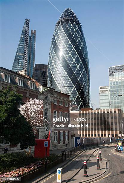 England, London, White Chapel, , Blick auf Wolkenkratzer des Finanzbezirks der City of London, links der Leadenhall- Tower, recht davon 30 St Mary...